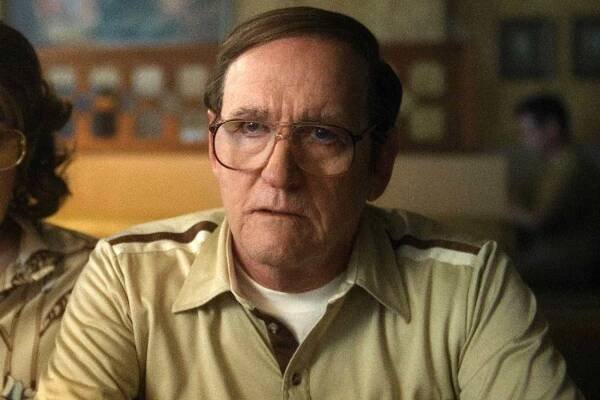 Richard Jenkins as Lionel Dahmer in episode 104 of Dahmer. Monster: The Jeffrey Dahmer Story.
