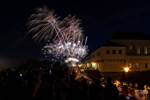 Střet Švédů s Brňany na nebi nad Špilberkem. V Brně začal festival ohňostrojů