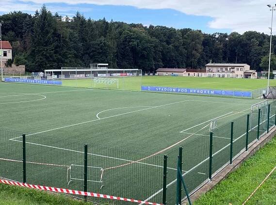 Opěrná zeď u hřiště s umělou trávou by měla být dokončena do konce srpna 2022 