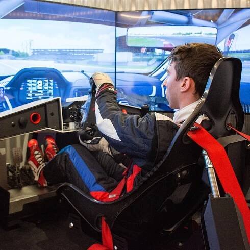 Super realistický simulátor závodních aut: 30-60 minut
