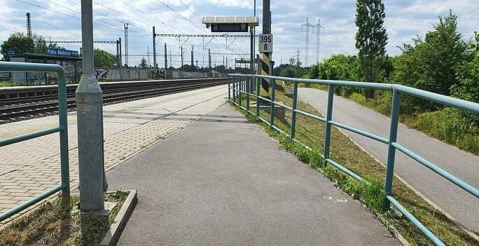 Zastávka Běchovice střed, přístup na nástupiště 2, směr Praha