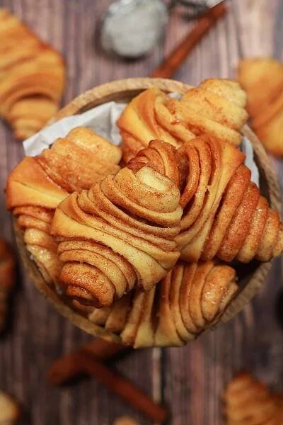 Franzbrötchen im Miniformat, in einer kleinen Holzschale