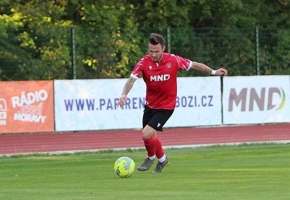 Hodonínští fotbalisté (v červeném) porazili v derby Znojmo 1:0. Milan Kadlec