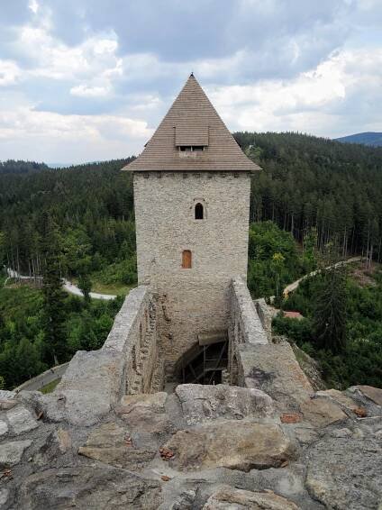 Hrad Kašper a zřícenina bašty Pustý Hrádek – www.kissak.cz