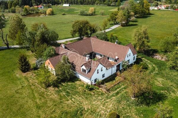 Původní statek z roku 1840 v malebné krajině v obci Chvalkov, na okraji Novohradských hor, obrázek č.5