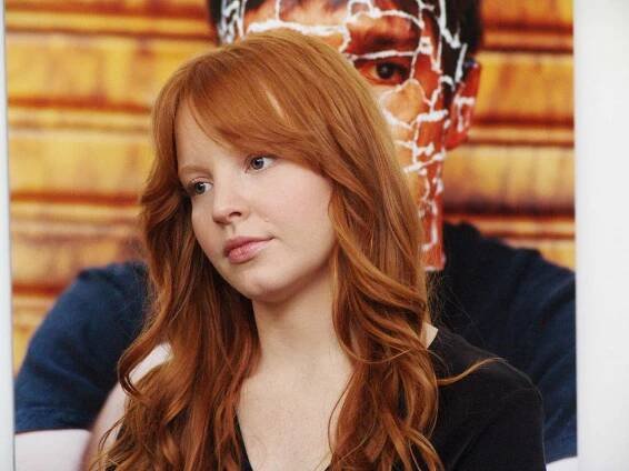 Odpočívej v pokoji - Beze jména - Z filmu - Lauren Ambrose