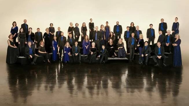 Der Chor des Bayerischen Rundfunks mit seinem Künstlerischen Leiter Peter Dijkstra (Foto: Astrid Ackermann)