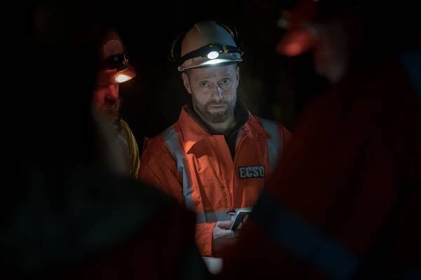 White Wall - Teologer - Z filmu - Aksel Hennie