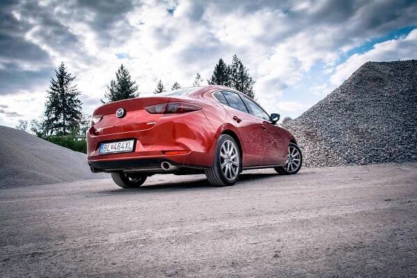 Test: Mazda 3 Sedan Skyactiv-X – Motorová „revolúcia“ - Autoinak.sk