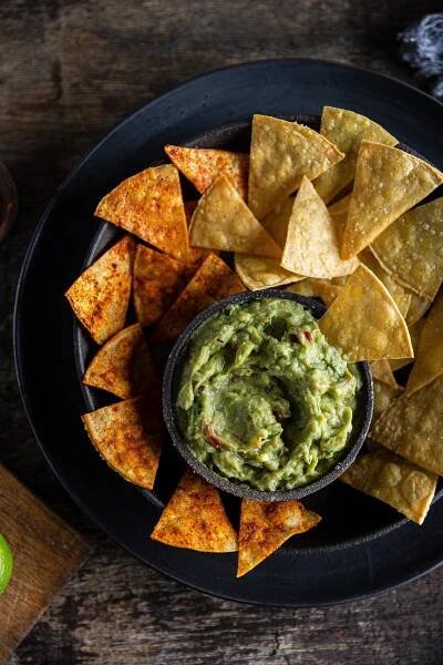 Chuťovka v mexickém stylu. Svěží guacamole & domácí tortilla chipsy ve dvou provedeních | Forbes