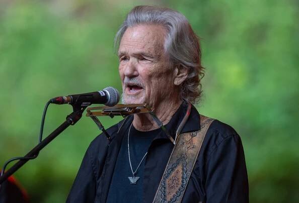 Kris Kristofferson zpívá během koncertu