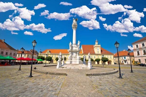 Náměstí Nejsvětější Trojice v Tvrdja, historické město Osijek — Stock obrázek