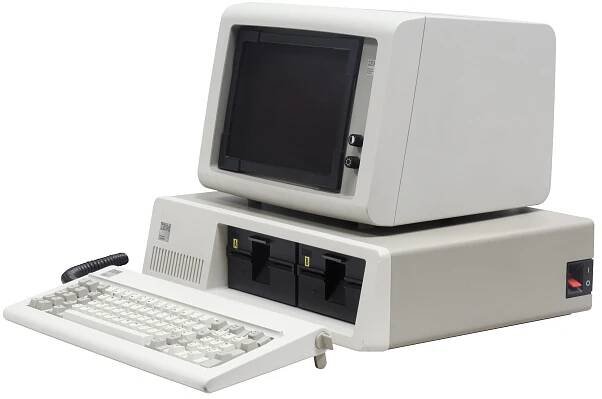 Ve dvacátých a třicátých letech minulého století se značka IBM začala prosazovat v mnoha segmentech. Uvedla na trh systém veřejného rozhlasu používaný ve školách, prodala správě sociálního zabezpečení stroje na děrné štítky pro vybudování nové sítě čísel sociálního zabezpečení pro všechny občany a v roce 1928 vynalezla první kalkulačku, která uměla přímo odečítat. Foto:   Rama & Musée Bolo ,  CC BY-SA 2.0 fr 
