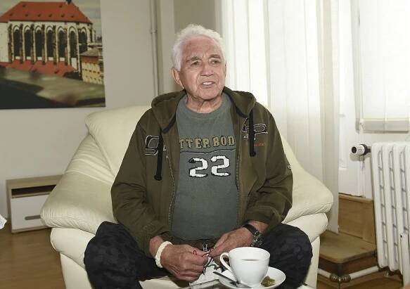 Role ve filmu po boku Jiřího Krampola je prokletá: Parťáka mu ve filmu měl hrát Karel Gott (80) a poté Josef Laufer
