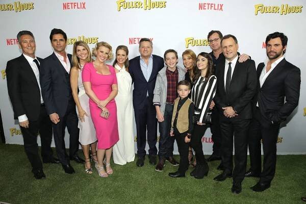 Netflix Premiere of "Fuller House" - John Stamos, Lori Loughlin, Jodie Sweetin, Andrea Barber, Michael Campion, Elias Harger, Candace Cameron Bure, Soni Bringas, Bob Saget, Dave Coulier, Juan Pablo Di Pace - Zase máme plný dům - Série 1 - Z akcí