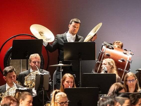 Jihočeská filharmonie zahájila sezonu. V čele se ženou. A zapojí i studenty