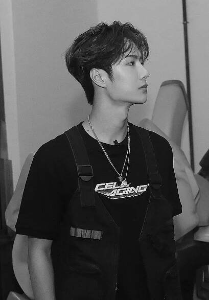 Wang Yibo Gamer Black&White Wallpaper