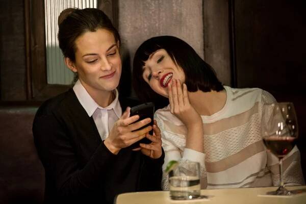 Já, společnice - Poprvé - Z filmu - Riley Keough, Kate Lyn Sheil