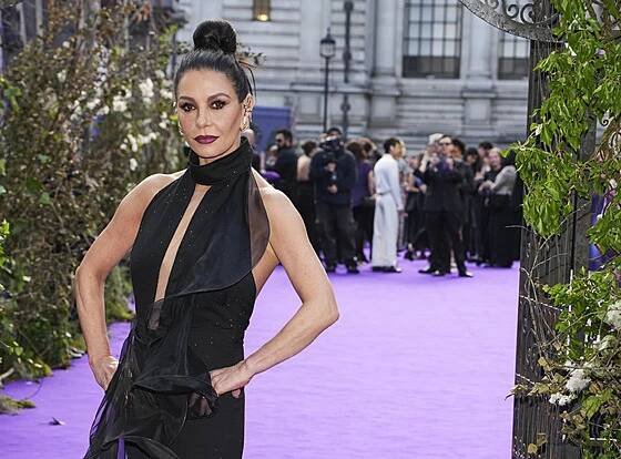 Catherine Zeta-Jonesová přišla jako správná Morticia v klasických černých...