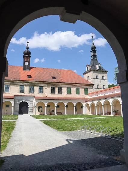 Zámek Uherčice – obnova zchátralého areálu stojí za vidění | PrimaVylety.cz