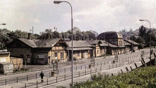 Historická budova karlovarského dolního nádraží byla zdemolována v 80. letech 20. století. Na jejím místě pak téměř 15 let rostla novostavba.