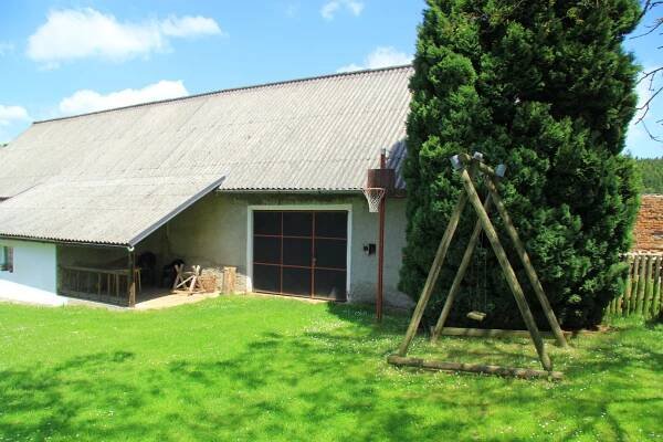 Chalupa Záhoří - bývalý statek s bazénem na samotě ve středních Čechách | Chaty a chalupy – pronájem chat a chalup