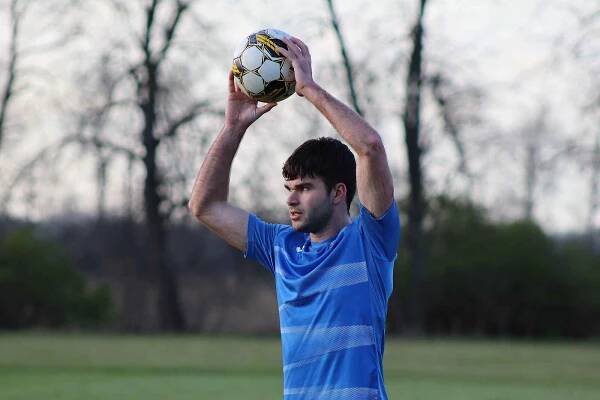 Fotbalisté Brodku u Přerova (v modrém) proti TJ Jiskra Rapotín (4:0). Filip Fleischmann