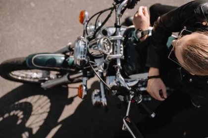 Overhead View Biker Sitting Vintage Classical Motorcycle — Stock Photo, Image