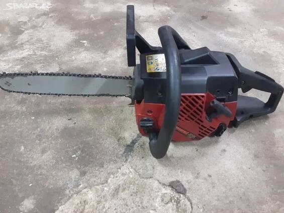 Motorová pila Jonsered 2036 turbo.