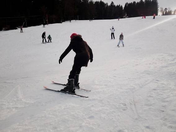FOTO: Lyžaři na Jablonecku vyrazili do kopců, jezdí se i na malých sjezdovkách