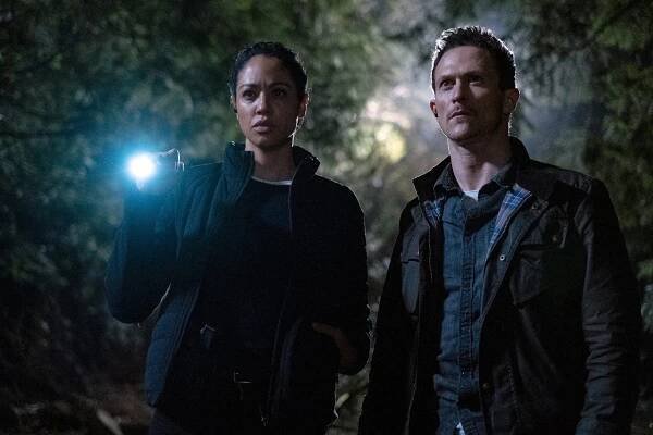 Debris - Supernova - Z filmu - Riann Steele, Jonathan Tucker