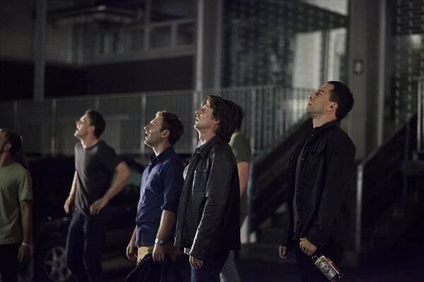 The Almighty Johnsons - Bergerbar - Z filmu - Dean O'Gorman, Timothy Balme, Jared Turner