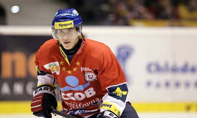 Hokejové utkání Tisport extraligy v ledním hokeji mezi HC ČSOB Pojišťona (v červeném) a HC Sparta Praha (v bílém) v parubické ČEZ Areně.