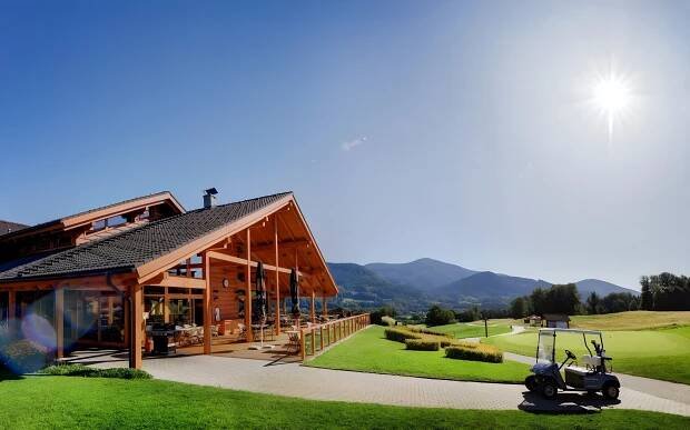 Jarní golfová dovolená snů: Ubytování s green fee zdarma v srdci Beskyd - Golf.cz