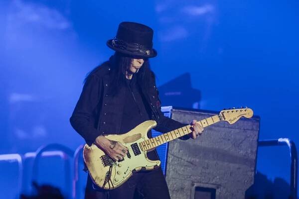 Mötley Crüe Guitarist’s Lawsuit Says He Was Kicked Out