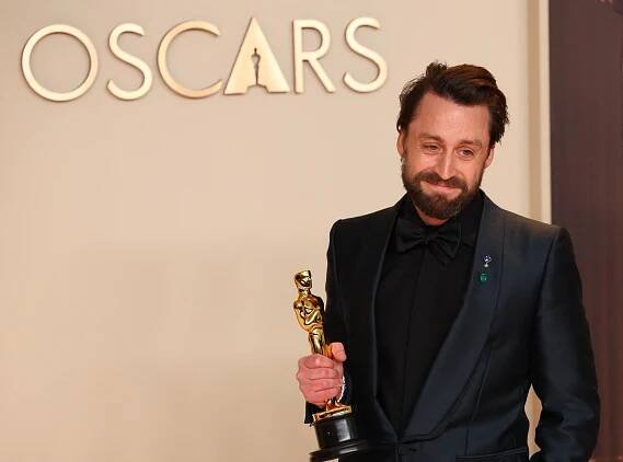 Kieran Culkin poses with the golden statuette. 