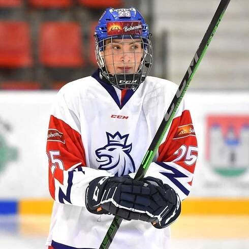 HC Dukla Jihlava – Jihlavští hokejisté byli v reprezentaci vidět. Matouš Menšík bojuje o juniorský šampionát