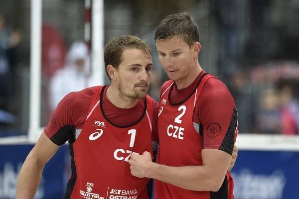 Beachvolejbalisté Perušič se Schweinerem jsou v Římě v play-off, ženy začaly porážkou
