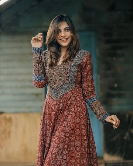 Santhi Mayadevi: 10 Dazzling Photos That Highlight Their Unique Style and Personality 28