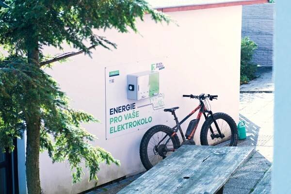 Vyznavači elektrokol mohou do Krušných hor bez obav. Nabíječek bude dost