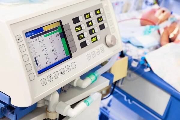 18 hodin na břiše. Takzvaná pronační poloha pomáhá pacientům s ventilátorem lépe dýchat