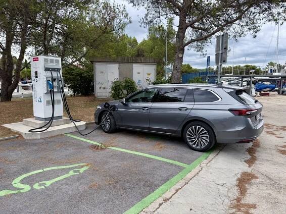 Plug-in hybridem za nejbližším koupáním na Jadranu? Překvapením nebyla jen spotřeba