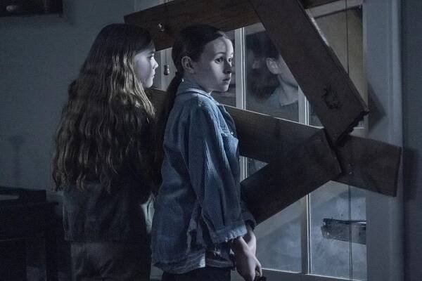 Živí mrtví - Na krev - Z filmu - Anabelle Holloway, Cailey Fleming