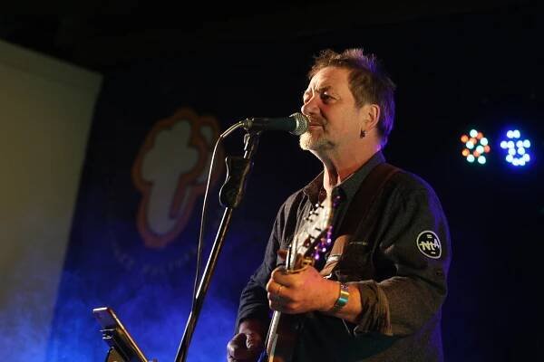 OBRAZEM: Na zábavě v Jestřábce zahrál Štěpán Kojan a Beny Rock