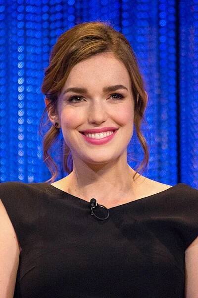 Elizabeth Henstridge – Wikipedia, wolna encyklopedia