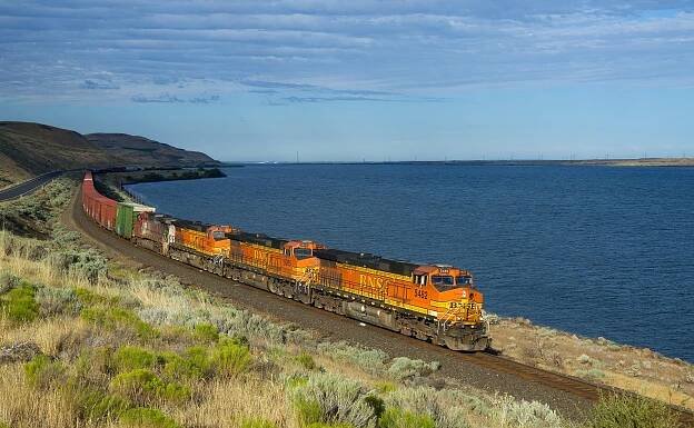 Súbor:BNSF GE Dash-9 C44-9W Kennewick - Wishram WA alt.jpg – Wikipédia