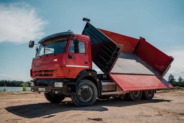 Legendární ruský výrobce nákladních aut slaví. První Kamaz vyrobili před 45 lety