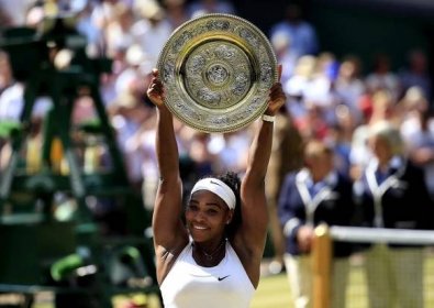 Serena Williams s trofejou v ruke