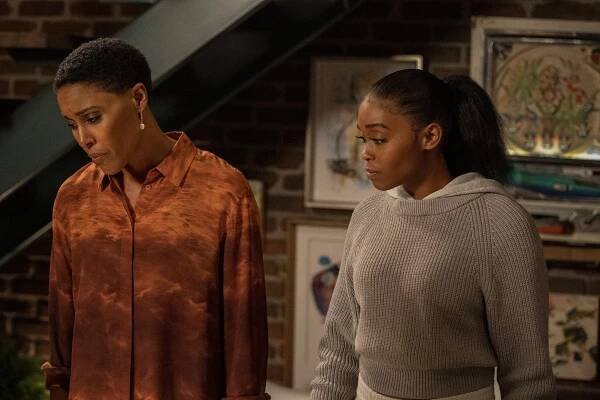 Black Lightning - Kniha odboje: 4. kapitola: Pozemská krize - Z filmu - Christine Adams, Nafessa Williams