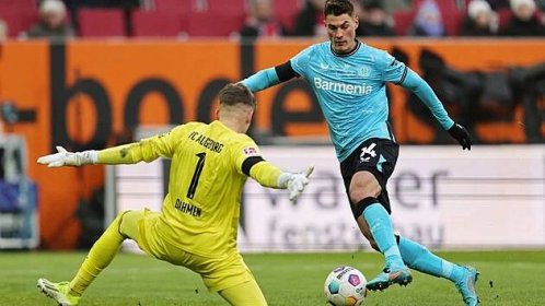 Útočník Patrik Schick z Leverkusenu se snaží obejít brankáře Finna Dahmena z...